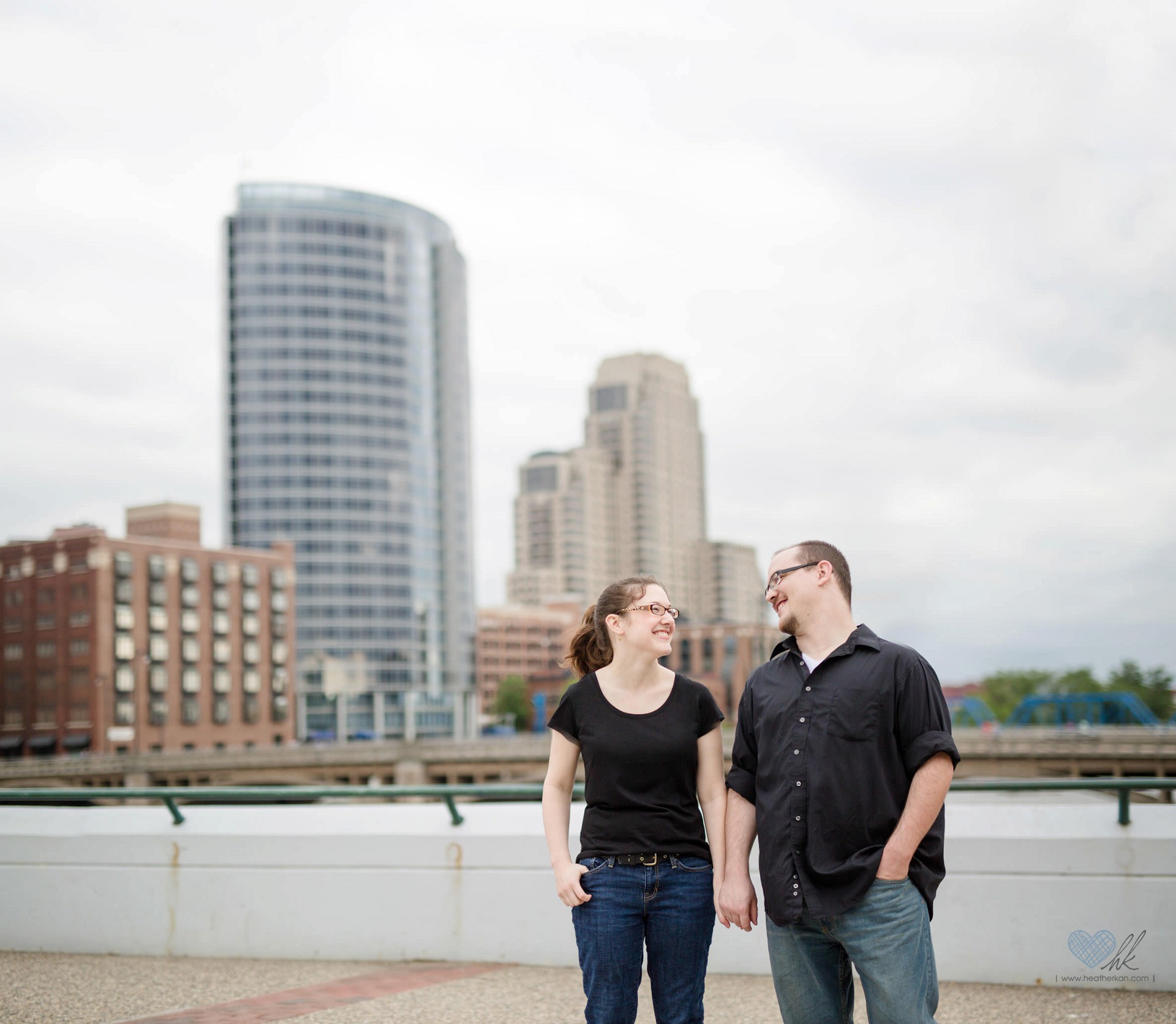 relaxed Grand Rapids engagement session at Ah-Nab-Awen park (18)