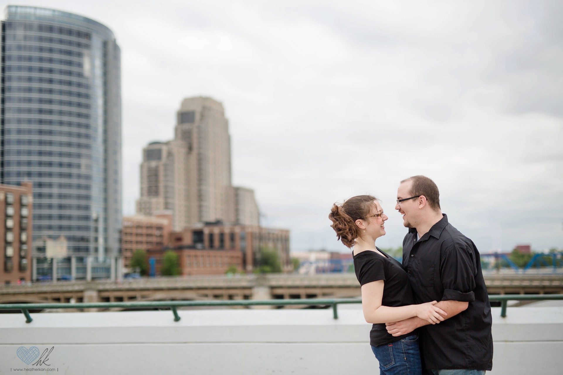 relaxed Grand Rapids engagement session at Ah-Nab-Awen park (17)