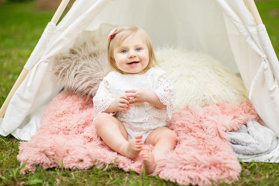 Teepee photo session with toddler