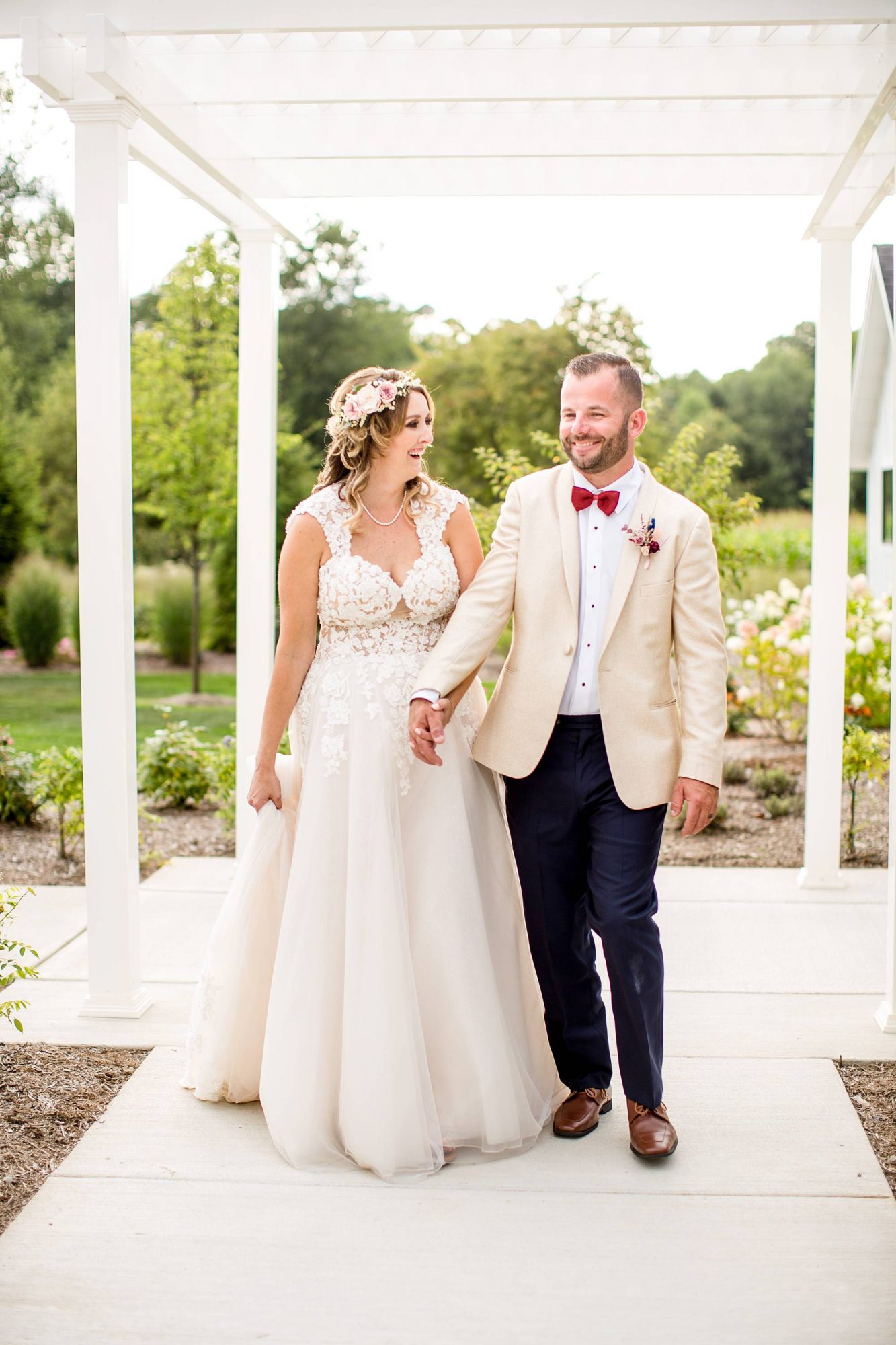 Bay Pointe Woods in Shelbyville, Michigan wedding photographs