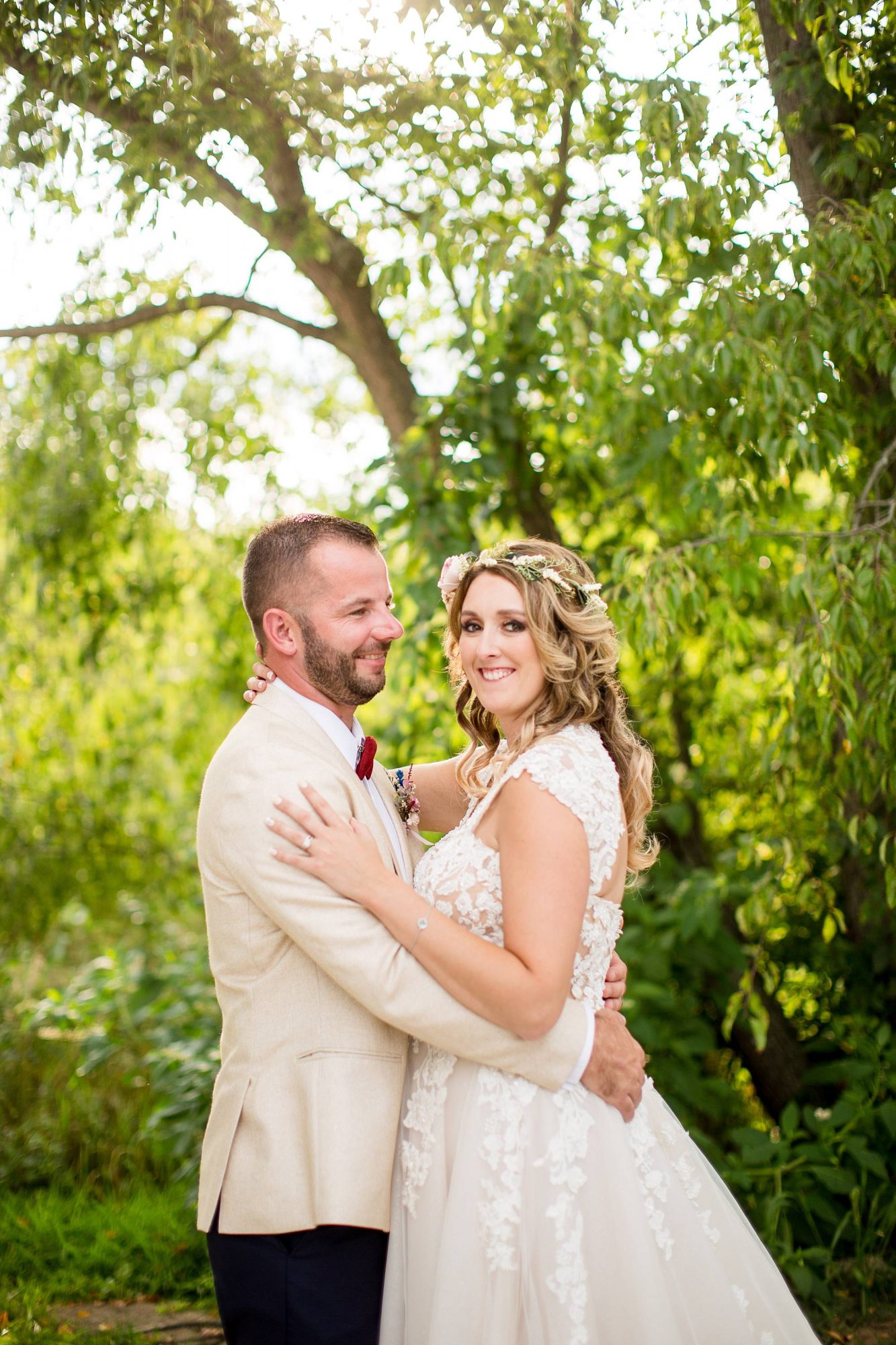 Bay Pointe Woods in Shelbyville, Michigan wedding photographs